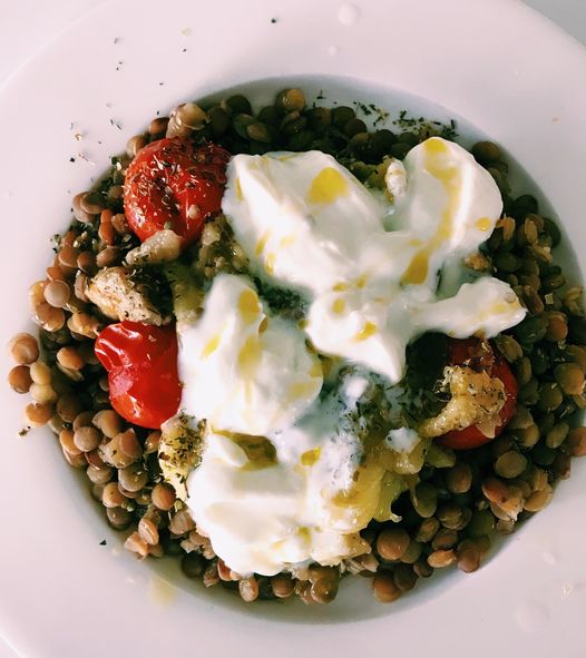 Caviar d'aubergines Lentilles vertes, tomates, yaourt et riz