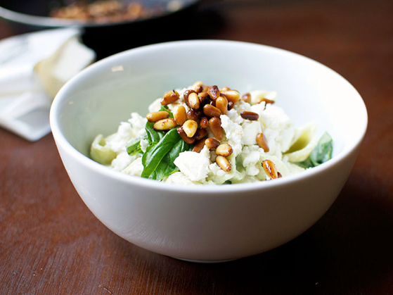 Conchiglie au yaourt aux petits-pois et pignons de pin