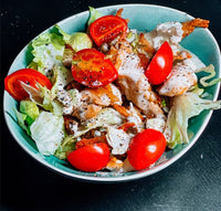 Salade César, poulet, bacon et tomates cerises