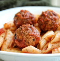 Gehaktballetjes( 4x150g) met tomaten saus en witte penne ( 500g)