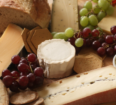 Plateau de fromages, salades, fruits et pain au levain (uniquement le vendredi et samedi).