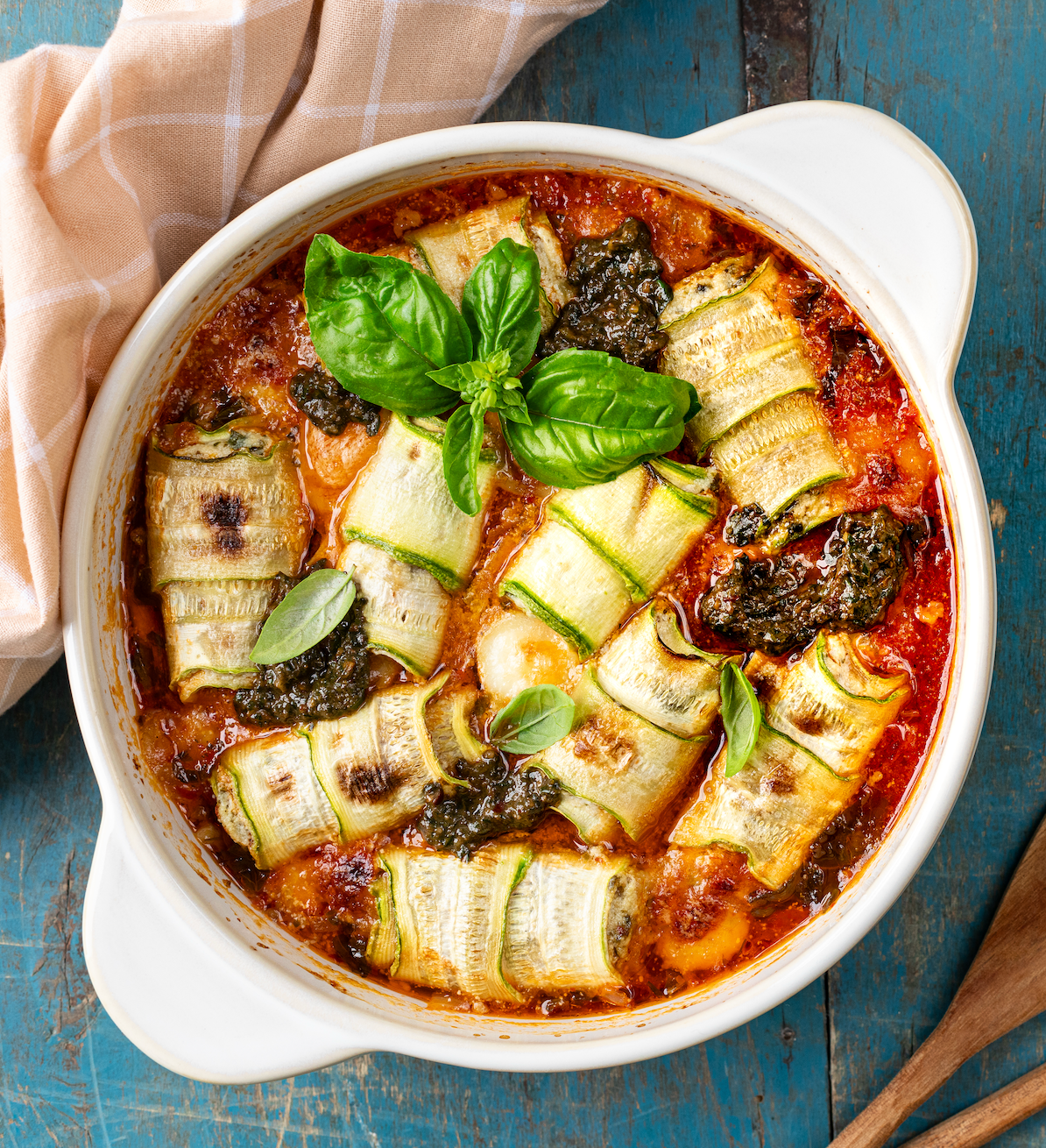 Courgette rolletjes met ricotta kaas Spelt pasta en tomatensaus