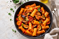 Rigatoni met gegriled aubergines en mozzarella Gegrilde pepersaus