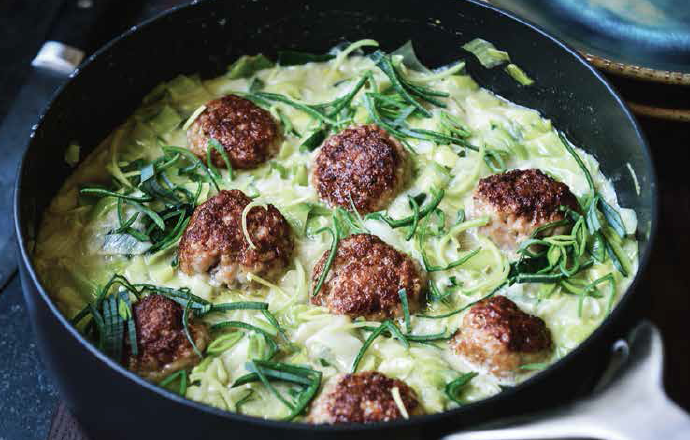 Boulettes de poulet, curry au poireaux et riz basmati