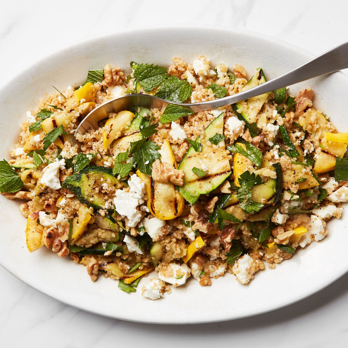 Chou-fleur et courgettes rôtis, Salsa à l'orange et aux herbes, couscous et feta