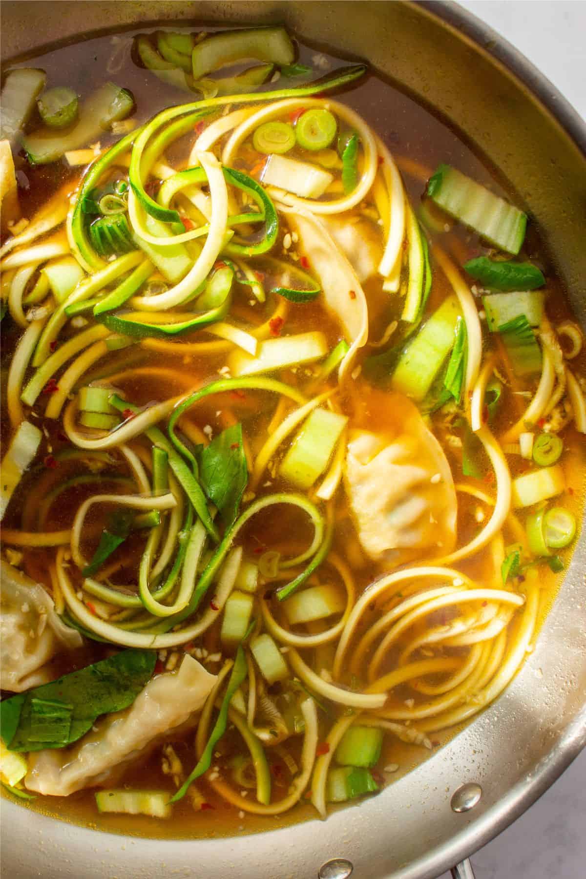  Soupe japonaise aux gyozas Poireaux & courgettes