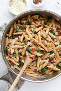 Pennes au poulet et bacon Sauce aux épinards, tomates et parmesan