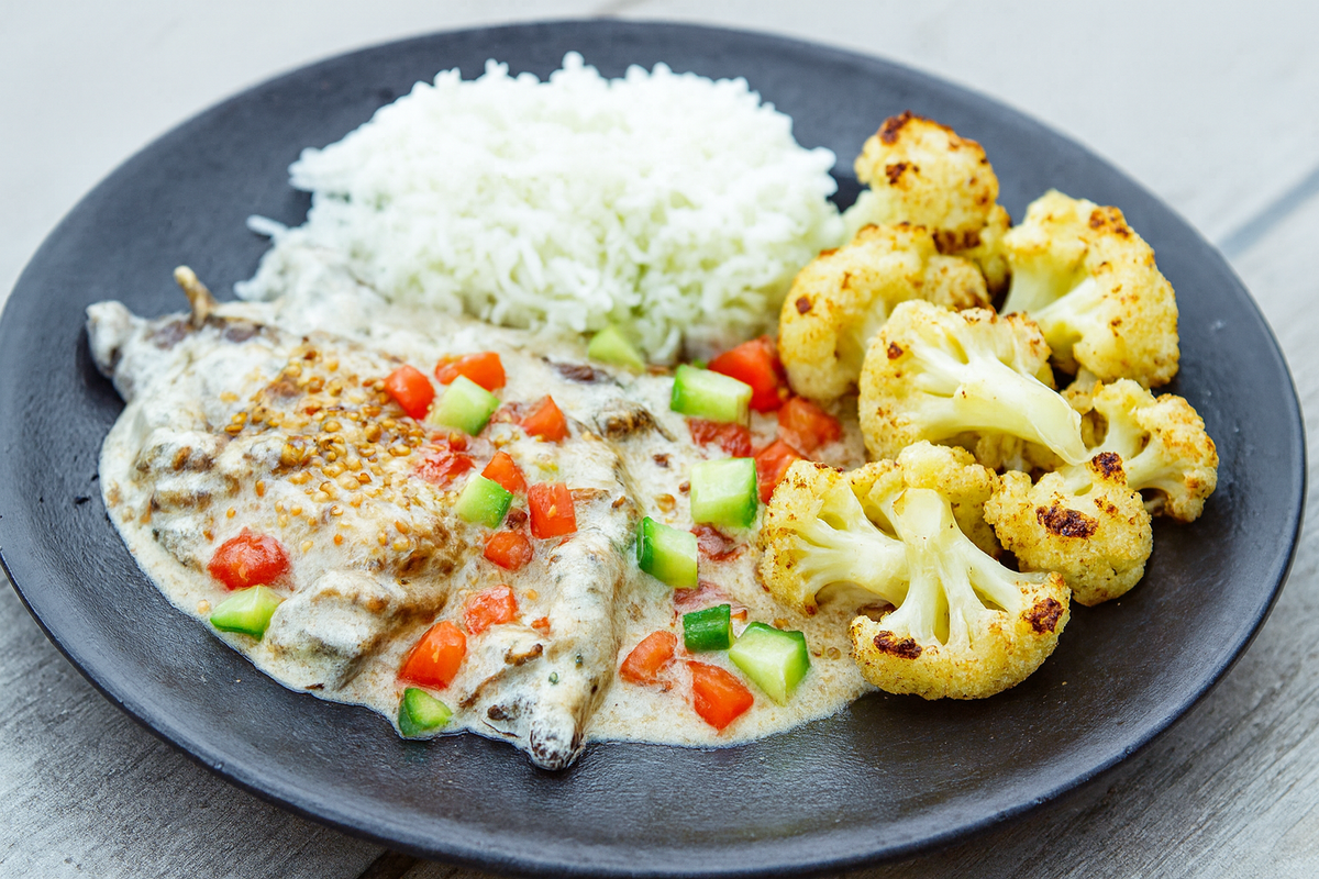 Chou-fleur et pois chiches rotis aux épices & riz basmati
Raïta de tomates et concombre
