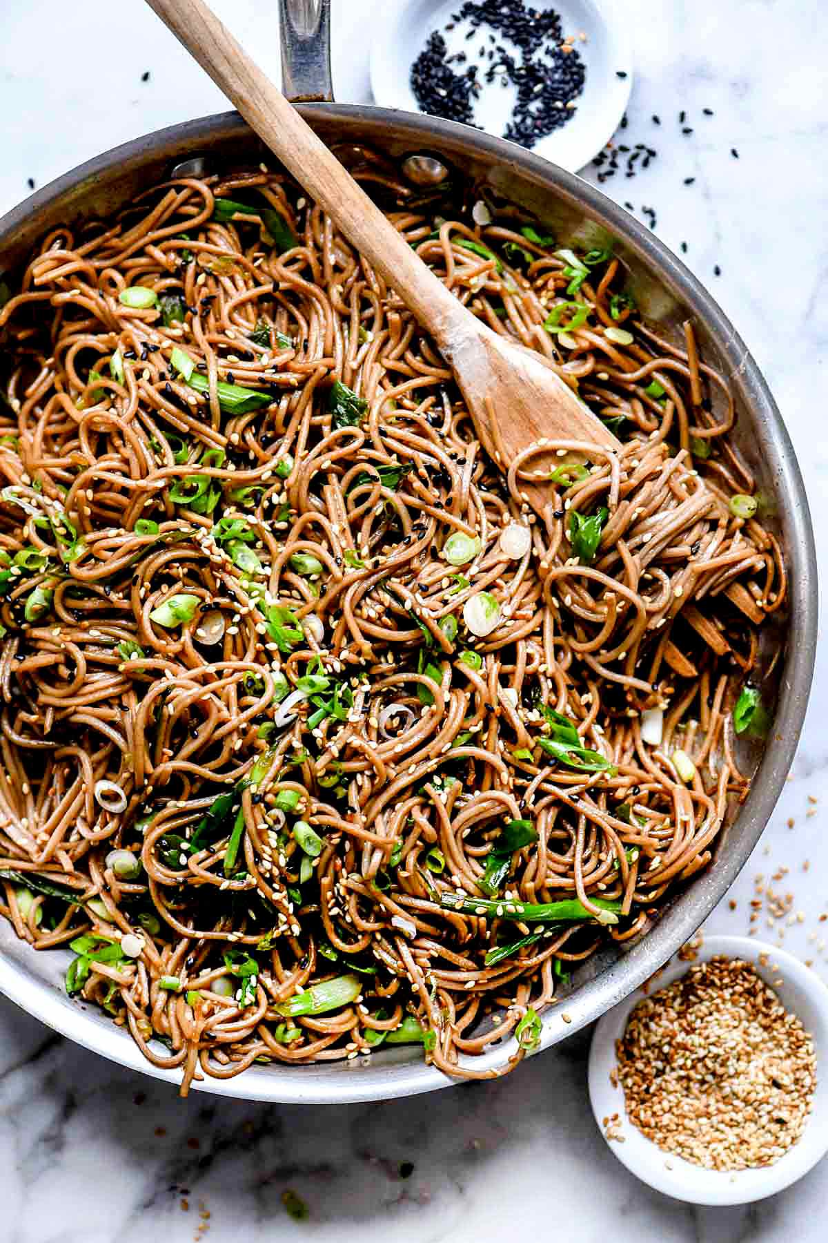 Soba noedels met sesaam Brocoli en paddestoelen