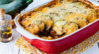 Gratin de courgettes, pommes de terre, sauce aux légumes & crème feta