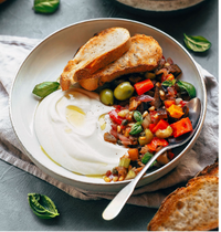 Caponata, sauce yaourt & pane carasau