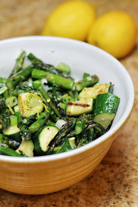 Groene groenten ( asperges) in de pan  Labneh & orzo