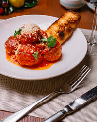 Gehaktballetjes( 4x150g) met tomaten saus en witte penne ( 500g)