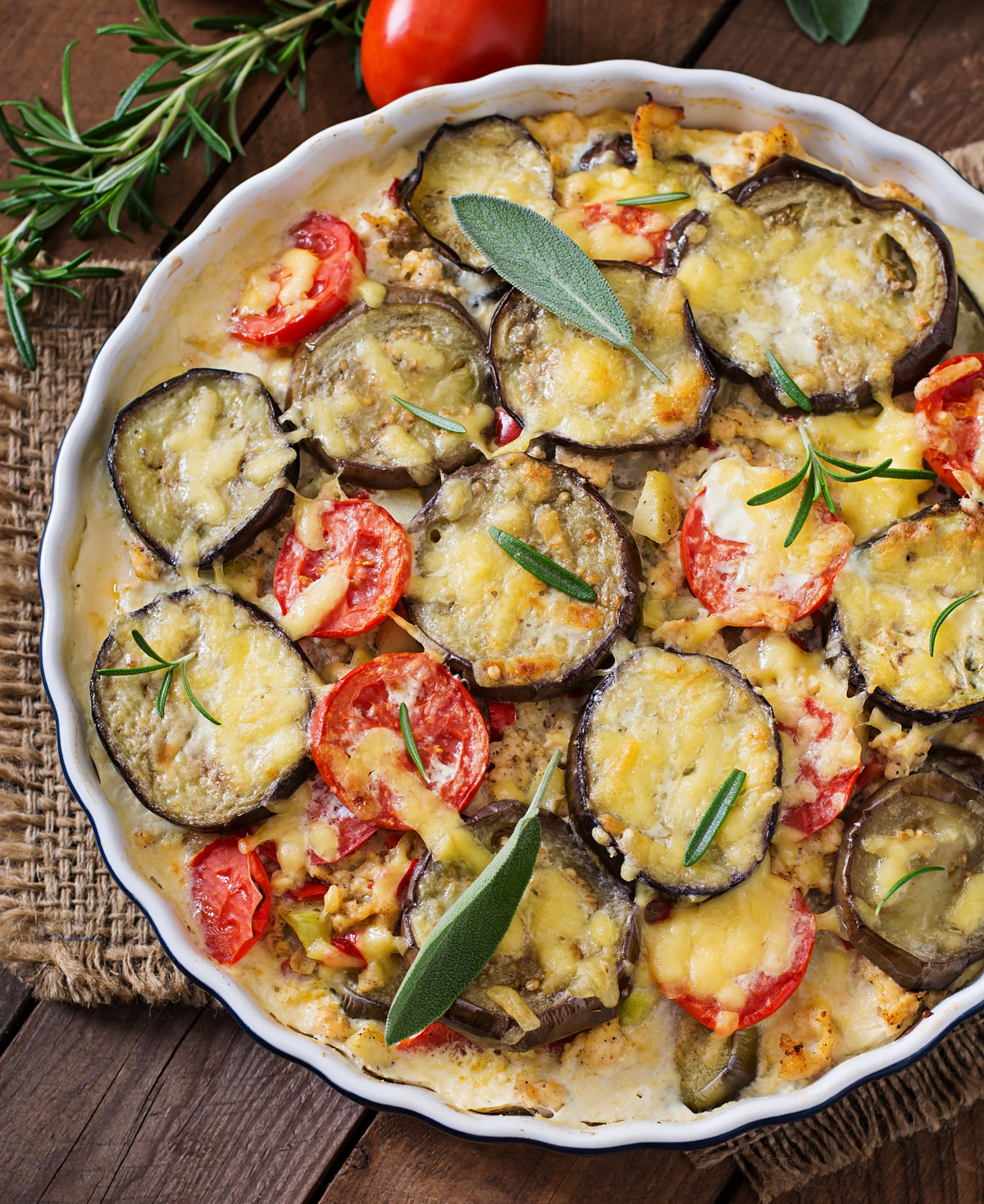 Aubergines met kerstomaten in de oven Cashew cream & paneermeel