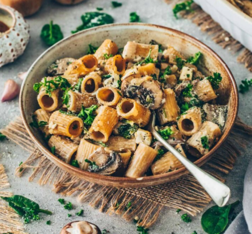 Rigatonis aux champignons, épinards et ricotta